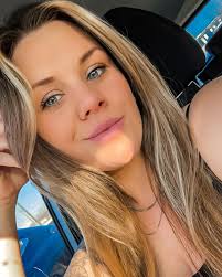 Ashlyn Henderson's Instagram, Twitter & Facebook