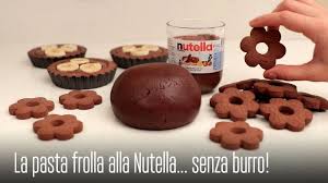 In una ciotola mescolare la farina 00 con la farina di mandorle e mandorle tritate,lo zucchero, il lievito,aggiungere il burro e cominciare ad impastare fino ad ottenere un composto sabbioso. La Ricetta Della Pasta Frolla Alla Nutella Facile Veloce E Senza Burro Youtube