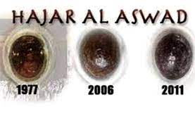 Hajar aswad terletak di sudut timur kakbah. Mencium Hajar Aswad Mengungkap Fakta Batu Surga