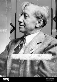 Le Dr Frederick Cook, explorateur de l'Arctique. Cook est un explorateur  Américain, médecin, et ethnographe, a noté pour sa demande d'avoir atteint  le pôle Nord le 21 avril 1908. Cependant, après avoir
