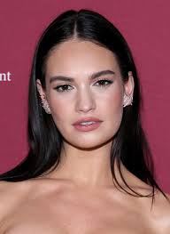 Lily James anticipa cuál será el color de pelo del próximo otoño