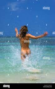 Frau, 20-30 Jahre, laufen nackt durch Wasser am Strand, Caribbean  Stockfotografie - Alamy