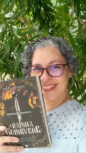 Recebido || A rainha Guinevere || Paula Lafferty || @editorainsidebooks,  Olá, amigos, tudo bem por aí? Gostam de recontos? Se a resposta for  positiva, precisam conhecer este recente lançamento da ...