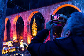 Die ravennaschlucht ist ein schmales und steiles seitental des höllentals, durch das sich der wilde bach ravenna über viele kaskaden und wasserfälle seinen weg bahnt. Breitnau Zehnter Weihnachtsmarkt In Ravennaschlucht Region Land Schwarzwalder Bote