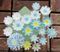 ほっこり屋さん に教えて頂いた荷造り染めで染めた生地で丸つまみ 剣つまみのお花を作りました 荷造り染めのお陰で １枚１枚染めて時間がかかっていた染め 作業も短時間で出来るようになり 色んな色の組み合わせも楽しめるようになりました outdoor decor