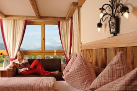 From spring until autumn, the magnificent austrian mountains offer you a paradise for hiking, mountain biking and enjoying nature. Fotos Hotel Herrschaftstaverne Haus Im Ennstal Zimmer Haus Im Ennstal Jpg