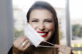 Mulheres que não vivem sem batom mantêm o hábito na pandemia