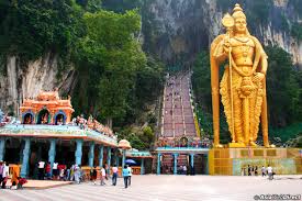 Sekelompok orang malaysia uang membawa pisau, kapak, dan tongkat baja menyerang kami dan meminta kami keluar dari kuil. How To Do A Day Trip To Batu Caves From Kuala Lumpur A Global Affair