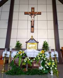 Layanan tersebut meliputi dekorasi altar dan pembuatan gate/gapura gereja dengan aneka bahan baku seperti styrofoam, kain, lilin dan balon. Dekorasi Tahun Baru Bunga Altar Dekorasi Gereja Sanbarto Facebook