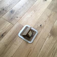 フロアコンセント 事務所の机の下とかによくありますが 今回はソファの横に携帯充電用で設置しました フロアコンセント 無垢材 滋賀の設計事務所 滋賀の工務店 ルポハウス bathroom scale instagram