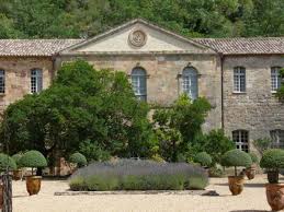 Die gestaltung mit natursteinen kann ihrem garten den besonderen flair verleihen. Ein Mediterraner Kiesgarten Sudfranzosisches Flair Im Garten