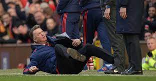 Louis van gaal funny acrobatic leap in the 1995 champions league final. Louis Van Gaal Is Man Of The Match Met Schwalbe Nrc