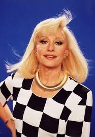 Raffaella ha saputo far tutto con l'empatia e la semplicità delle dive d'altri tempi. Artistas O Guerreras Raffaella Carra Cantante Bailarina Y Presentadora La Bomba Italiana