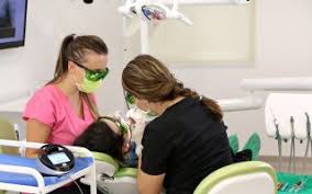 Traitement aphtes sont aphtes ulcérations blanchâtres superficielles qui apparaissent sur la muqueuse de la bouche, des joues ou de la langue, de façon isolée ou en petits groupes, d'une taille qui varie de 1 mm à 1 cm. Afte Bucale Simptome Cauze È™i Tratament Dr Leahu Dental Clinics