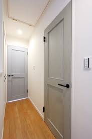 オリジナル家具と白のキッチンが映える高天井リビングの家 ジェネシスの施工写真 リクシル 室内 ドア おしゃれ ドア 家