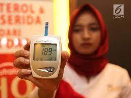 Perahkan sedikit lemon @ masukkan hirisan lemon ke dalam gelas. 15 Cara Menurunkan Kolesterol Tinggi Secara Alami Dengan Cepat Health Liputan6 Com