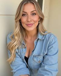 Where do you live? 📍 Can I ask? 🤔 I'm not stalking 👀, I just want to  know if we're too far or too close than we think. 😏💘" check my bio!!👆🏻