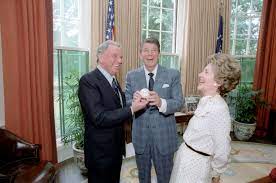 File President Ronald Reagan And Nancy Reagan With Frank Sinatra Jpg Wikimedia Commons
