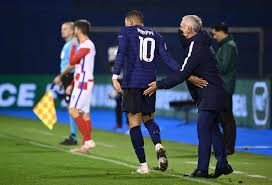 Olivier giroud a encore développé les tenants de sa relation avec karim benzema, qui vient lui chiper sa place d'attaquant en équipe de france. Football Equipe De France Le Professeur Deschamps A Encore Eu Tout Bon
