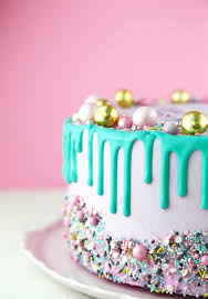 Ich weiß nicht wie ich die schokostreusel an den rand machen soll ohne die küche zu verunstalten. Dripcake Rezept Super Streusel