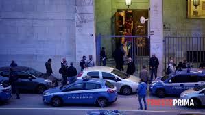 Le pistole estratte dopo una rissa tra molte personesarebbero otto le persone ferite nella sparatoria avvenuta a trieste, in via carducci, . Sparatoria In Questura A Trieste Morti Due Poliziotti