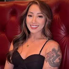 약 1,000명의 등산객이 눈보라에 에베레스트 산에 갇혔습니다... 그리고, 수백명이 안전하게 내려갔지만, 대다수는 여전히 그 위에  갇혀 있습니다.