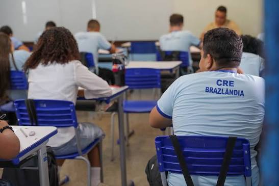 Pesquisa registra melhora na aprendizagem dos estudantes após restrição a celulares