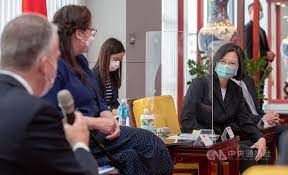 美國 在台協會先前預告，美國聯邦 參議員 達克沃絲（ladda tammy duckworth）、蘇利文（daniel scott sullivan）及昆斯（christopher ▲參議員達克沃絲宣布「美國將捐贈給台灣75萬劑疫苗」。 Kigcilko8m9pqm