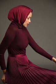 Konsep warna jilbab memecah pembagian warna menjadi beberapa kategori. 6 Warna Baju Yang Cocok Dipadukan Dengan Hijab Merah Marun Dan Bikin Glowing Natural Womantalk Com Line Today