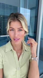 Courtney Moreau's Instagram, Twitter & Facebook