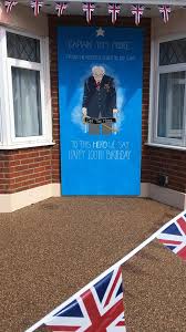 Captain tom is set to mark his 100th birthday. Sandown Artist S Tribute To Captain Tom Moore From Heartfelt Claps To 100 Laps