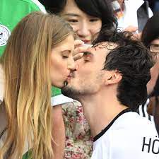 Matts hummels muss immer die seife aufheben! Cathy Hummels Verrat Bei Barbara Schoneberger Details Uber Mats Hummels Promi Tv