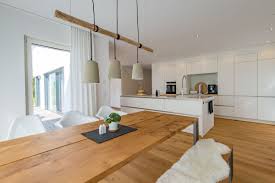 Esszimmer Modern Im Landhausstil Mit Offener Kuche Esstisch Lampe Aus Holz Ideen Haus Inneneinrichtung Okohaus Esszimmer Modern Haus Design Einfamilienhaus