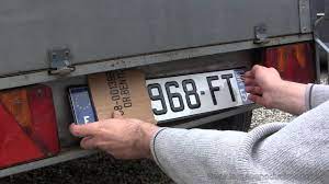 La plaque d'immatriculation est obligatoire pour être en règle sur la route. Tutoriel Auto 05 Remplacer Une Plaque D Immatriculation Youtube