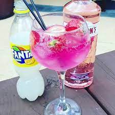 Ett underbart friskt och välsmakande alternativ till liknande alkoholdrink. Pink Gin Fanta Lemon The Paddocks Clonee