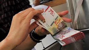 Seseorang melakukan scan diatas uang pecahan edisi khusus rp 75ribu dan kemudian muncul video panduan sura yang menyanyikan lagu indonesia raya. Bank Indonesia Dorong Masyarakat Gunakan Uang Pecahan Rp75 Ribu Untuk Thr