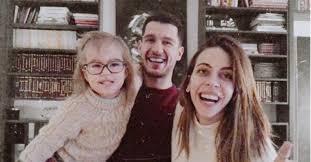 Bu evlilikten iki yıl sonra 5 aralık 2016 yılında ada adını verdikleri kızları dünyaya gelmiş ve. Eski Esler Kizlarinin Dogum Gununde Mutluluk Pozlari Verdi