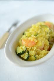 Disponete il risotto zucchine e gamberetti in un piatto elegante, utilizzate i gamberetti per decorare il piatto. Risotto Con Gamberi E Zucchine Allo Zafferano Wine Dharma