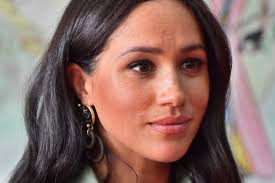 Meghan markle and prince harry have sat down with oprah winfrey to discuss their exit from the royal family, which includes queen elizabeth ii, prince william and more. Die Beauty Evolution Von Meghan Markle Plus 5 Geniale Tipps Fur Ihren Look Glamour