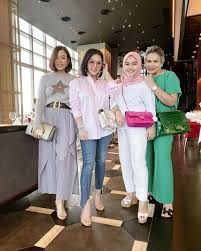 Check spelling or type a new query. 10 Adu Gaya Glamor Syahrini Vs Aisyahrani Siapa Yang Paling Cetar