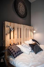 Tete De Lit Fabriquee Avec Des Palettes Super Simple A Faire Soi Meme Et Aspect Brut Http Www Homelisty Deco Chambre Noire Deco Chambre Lit En Palette