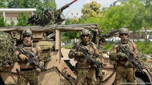 Rund 1100 männer und einige wenige. Ksk Eliteeinheit Arbeitet Rechtsextremismus Auf Deutschland Dw 02 11 2020