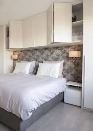 bed met kast erboven stijlvolle slaapkamer een slaapkamer inrichten meubel ideeen