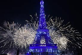 She's worked as a professional french teacher, translator and linguist in the uk since. 14 Juillet Les Images Du Feu D Artifice A La Tour Eiffel A Paris Le Soir