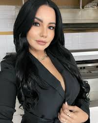 Por qué será que las mejores reuniones siempre son en la cocina? 🍽️😆  #RealEstateLife Feliz lunes, att. tu corredora de Bienes Raíces favorita.  🫶🏻