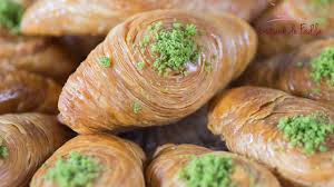 Pour la première fois, la patisserie syrienne se fait une place de choix dans le livre de guinness. Ch Ibiyates Patisserie Orientale Feuilletee Midye Tatlisi Youtube