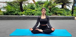 Finding a beginner yoga routine can be tricky. Rise And Shine With Our 12 Minute Beginners Yoga Routine