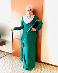 List download lagu lagu2 raya siti nurhaliza (43:28 min) mp3 link, last update jun 2021. Siti Nurhaliza Tarudin Di Instagram Tq Rizmanruzaini For This Beautiful Dress Makeup By Epie Temerloh Beautiful Dresses Arab Girls Hijab Siti Nurhaliza