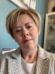 hi i went to collingwood from 1977 to 1982 i hung aroung with donna murphy  sophie constantie ruby bradley natalie bradbury and sherie cant remember  her surname my favourite teacher was mr