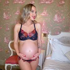 She started taking drama lessons from the age of 5 at carol godbys theatre workshop in bury. 2021 Helen Flanagan Fans Sind Uberzeugt Dass Star Einen Kleinen Jungen Erwartet Da Die Beule Ganz Vorne Ist Gettotext Com